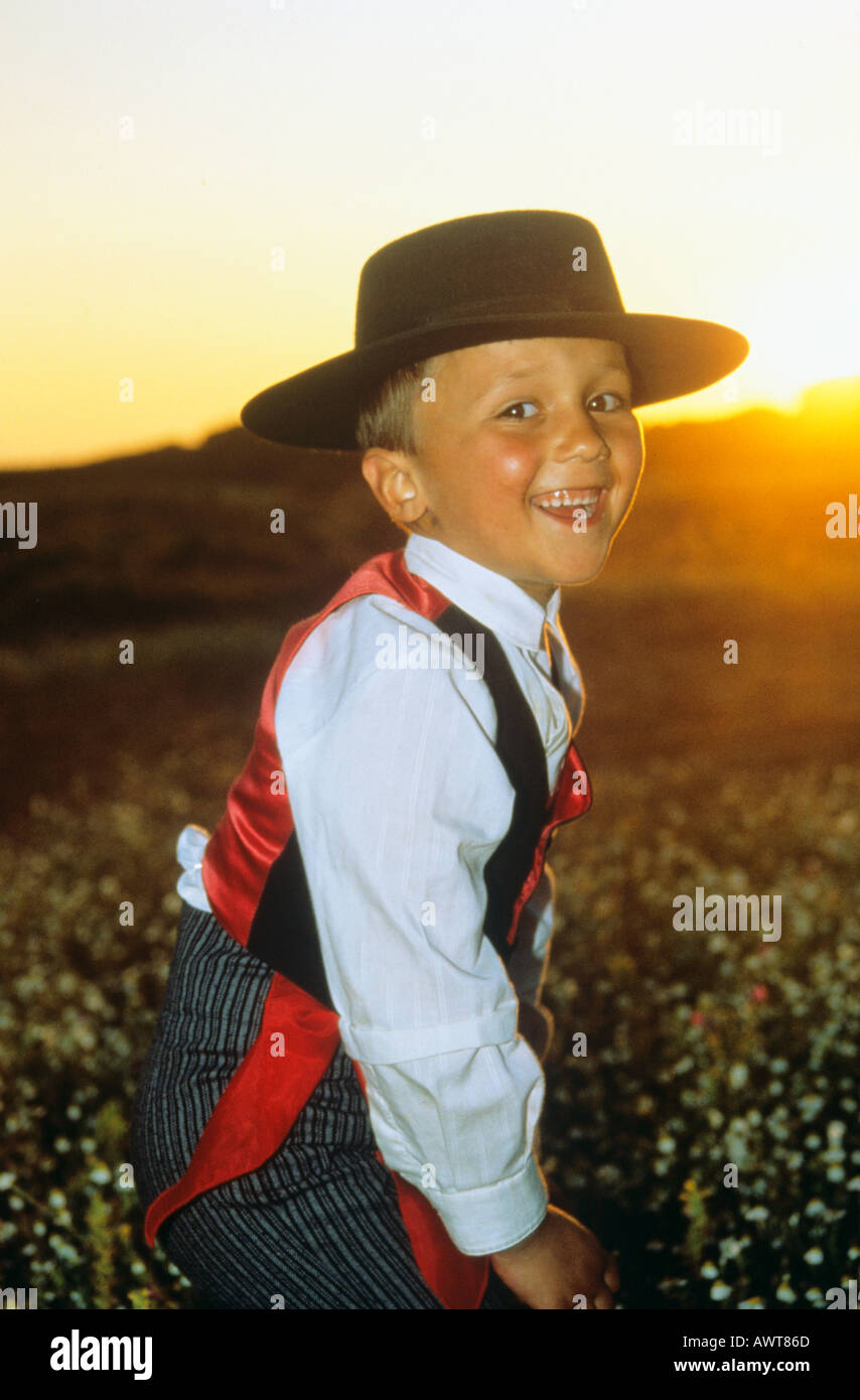 Petit garçon en robe traditionnelle espagnole. El Rocio, Huelva, Andalousie, espagne. Banque D'Images