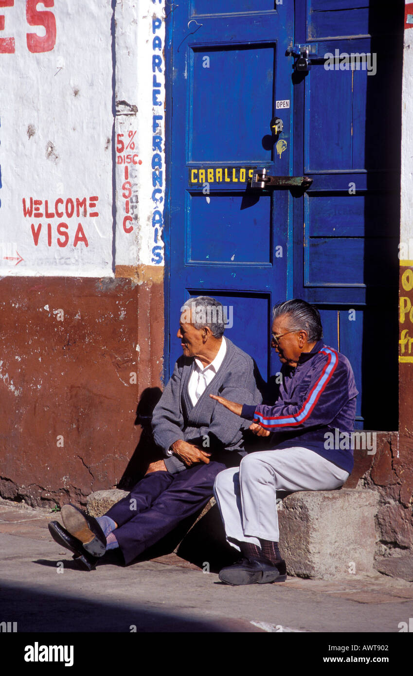 Les hommes âgés assis à un coin de rue de l'Equateur Banos Banque D'Images