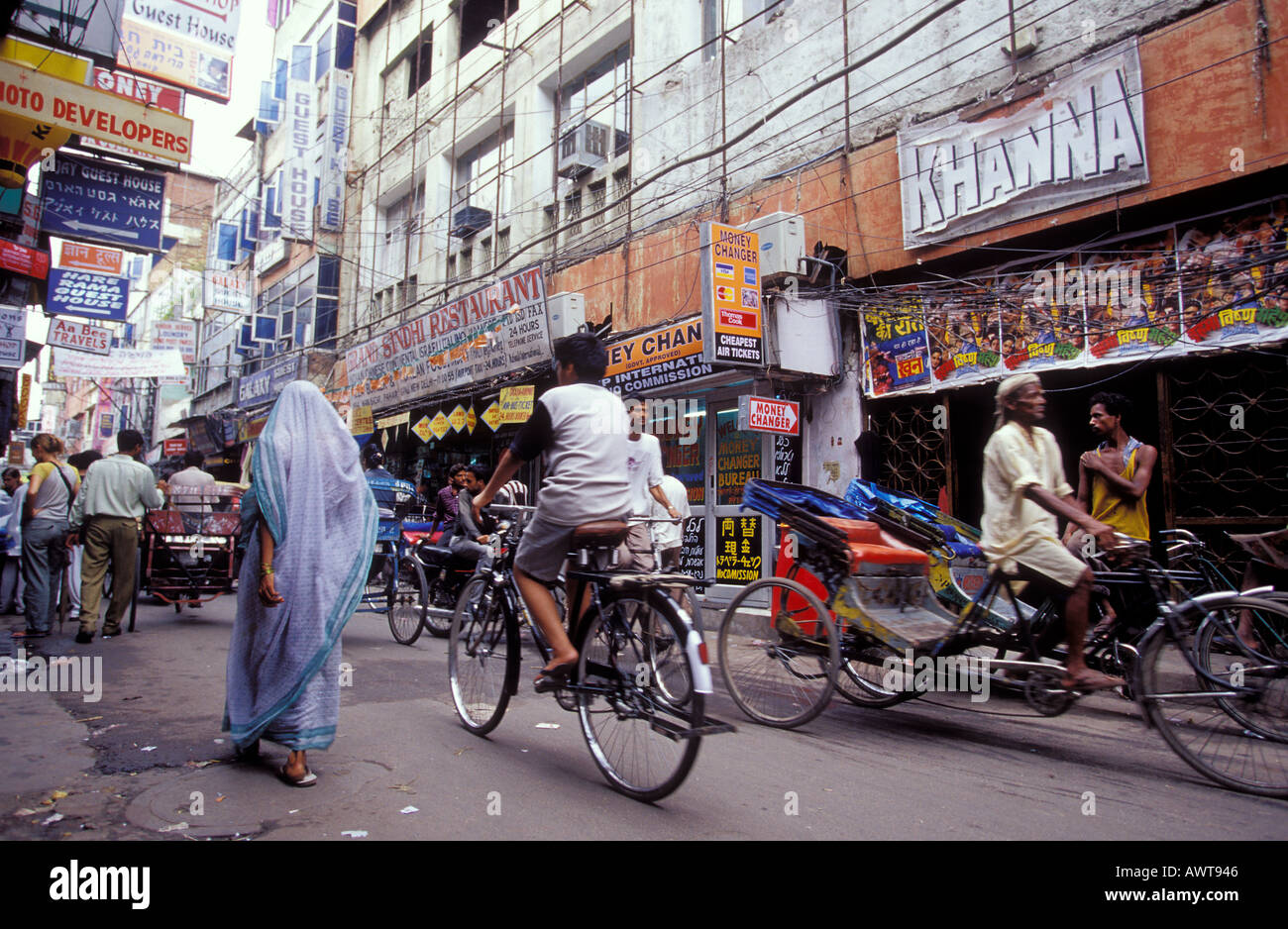 La circulation des bicyclettes Paharganj St le principal backpacker st à New Delhi Inde Banque D'Images
