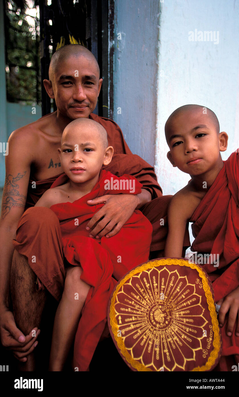 Myanmar yangon moines bouddhistes l'entrée d'un temple bouddhiste Banque D'Images