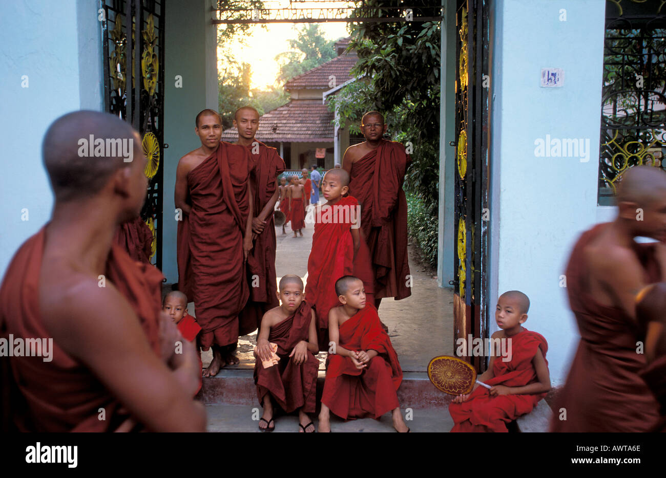Myanmar yangon moines bouddhistes l'entrée d'un temple bouddhiste Banque D'Images