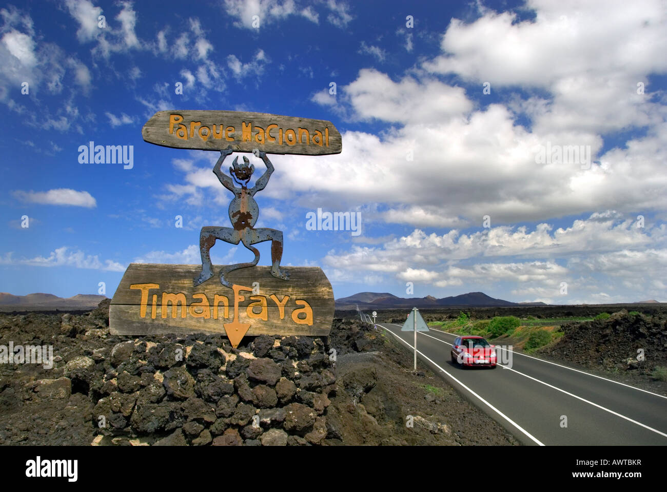 Entrée du Parc National de Timanfaya Lanzarote avec tourisme rouge voiture de location Lanzarote Iles Canaries Espagne Banque D'Images