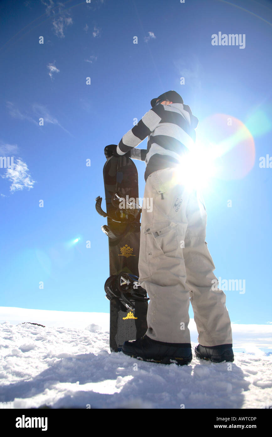 Sports d'hiver snowboard homme sur le haut de la montagne d'hiver des Alpes autrichiennes, Tyrol, Vorarlberg, Autriche Banque D'Images