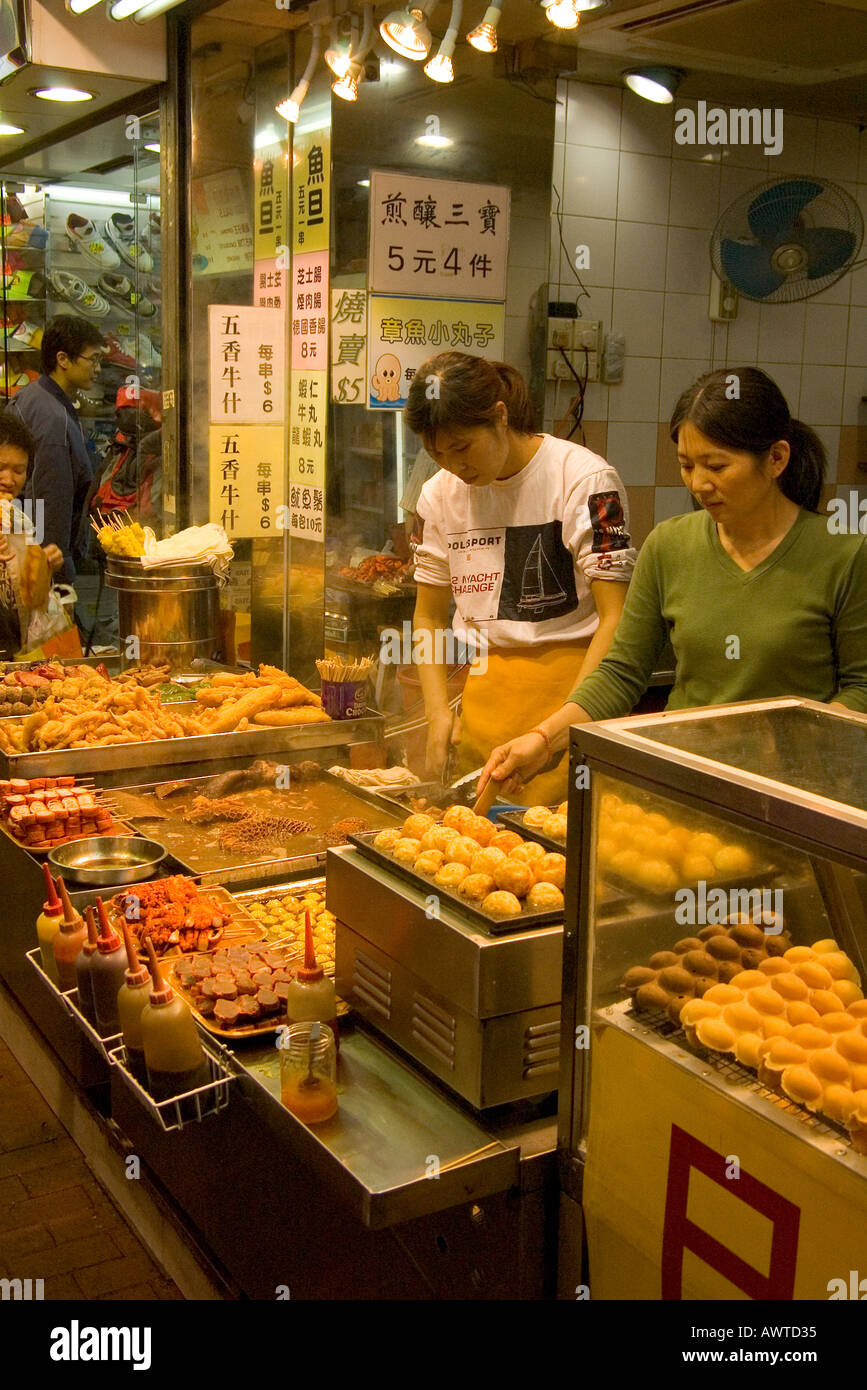 dh Sai Yeung Choi Street MONG KOK HONG KONG snack stall fast food vendor chinois fastfood snacks mongkok plats à emporter Banque D'Images