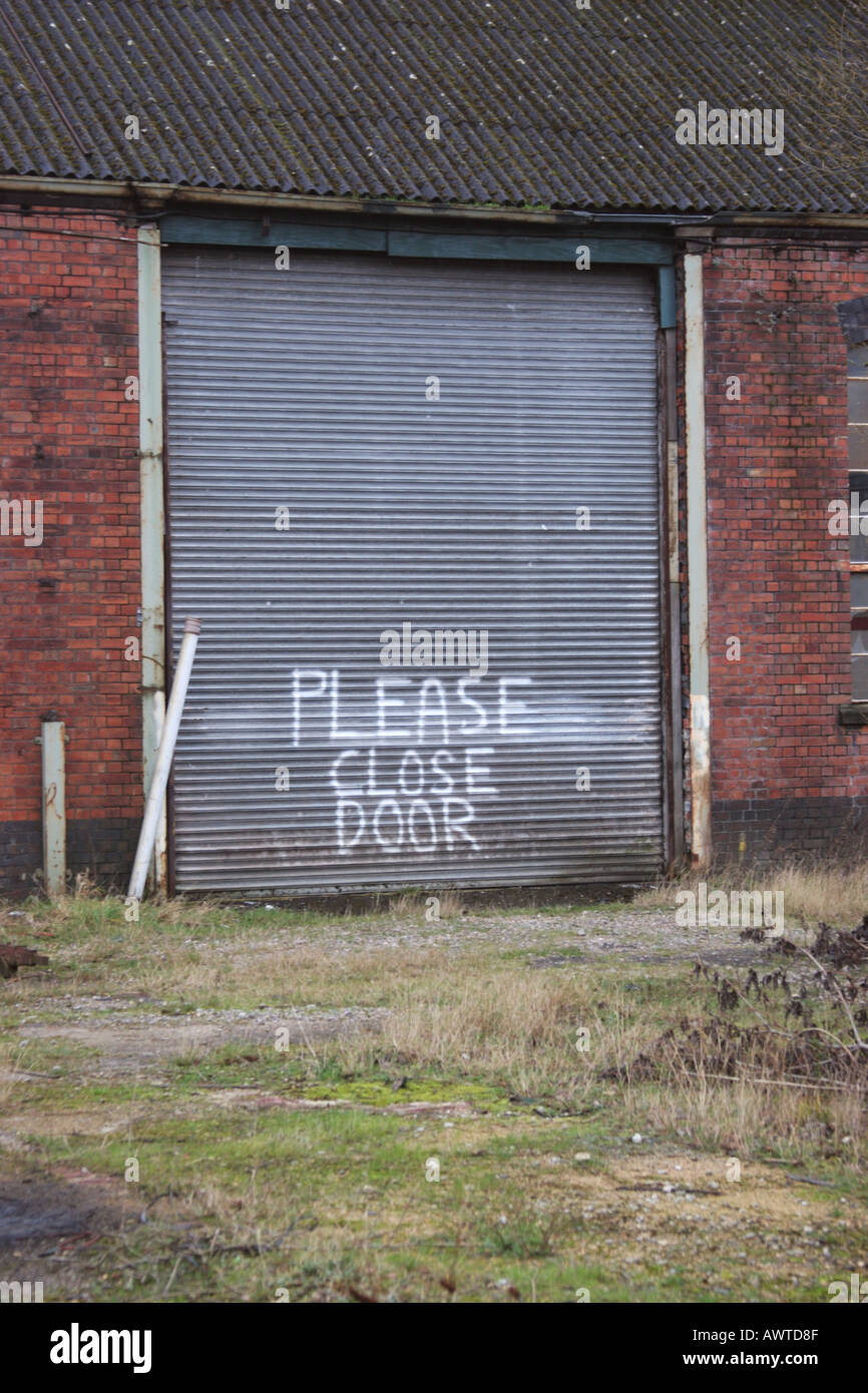 Bâtiment abandonné swindon wiltshire travaux ferroviaires, veuillez fermer la porte de l'écriture Graffiti Banque D'Images