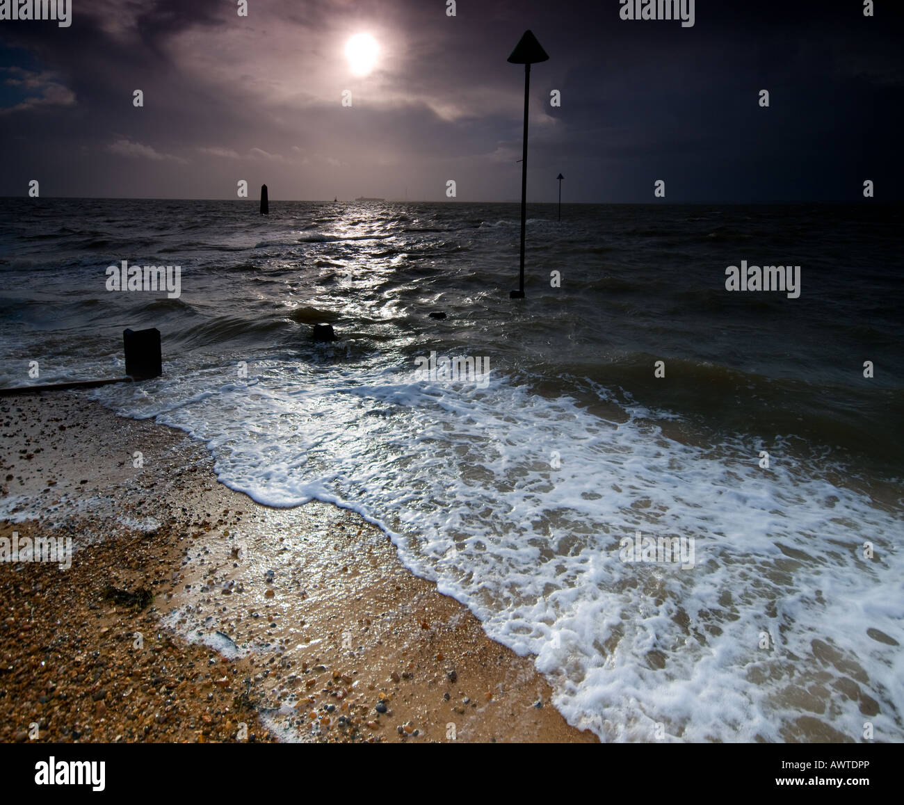 Plage Chalkwell Southend - marée montante à Chalkwell Beach à Southend, Essex. Banque D'Images