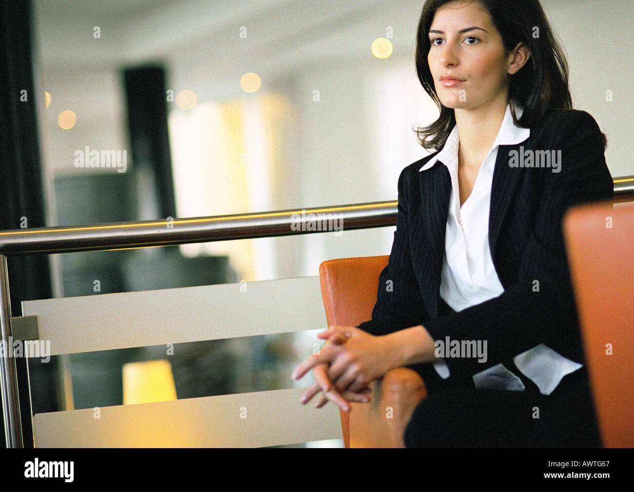 Businesswoman waiting in lobby area Banque D'Images