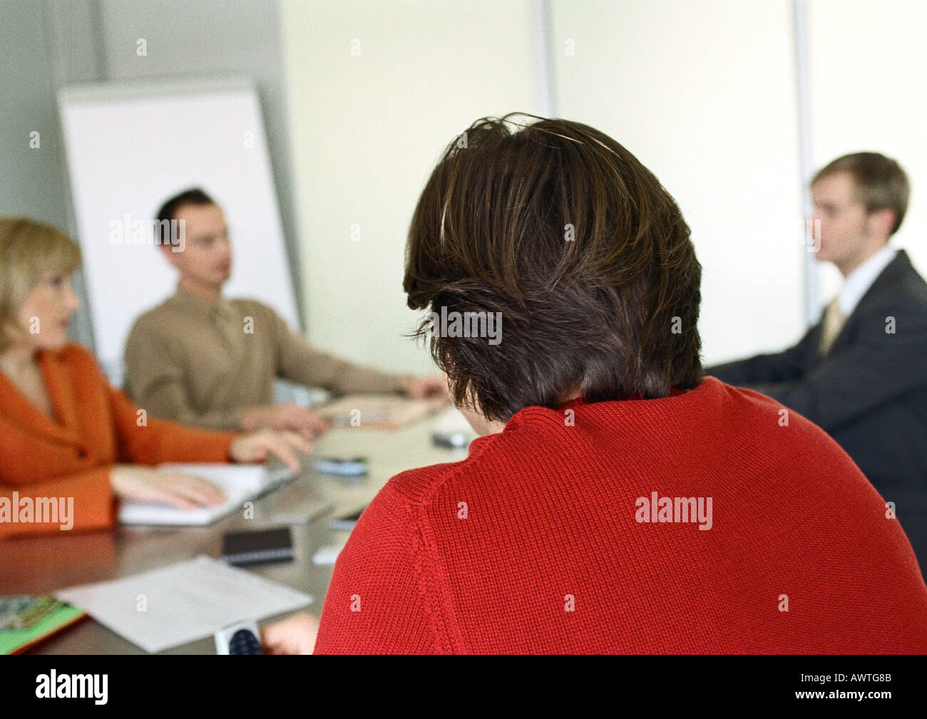 Groupe de gens d'affaires assis à table d'une réunion. Banque D'Images