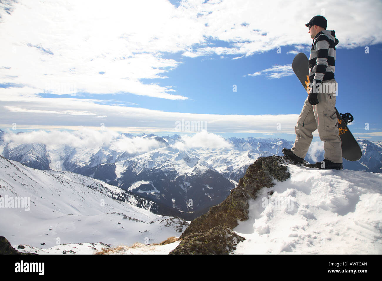 Sports d'hiver snowboard homme sur le haut de la montagne d'hiver des Alpes autrichiennes, Tyrol, Vorarlberg, Autriche Banque D'Images