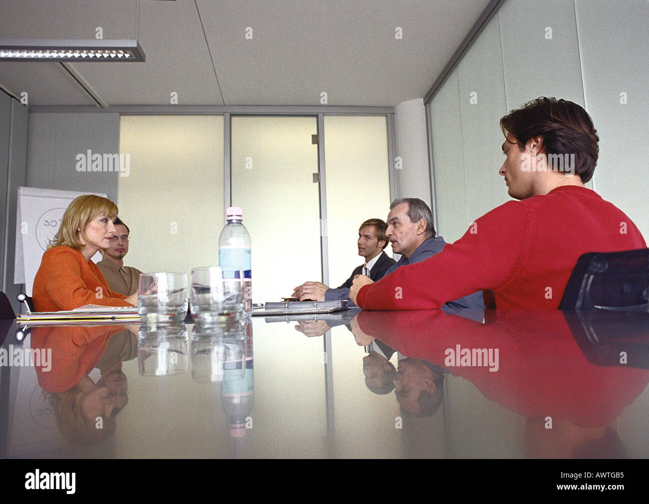 Les hommes d'affaires assis à table dans une salle de réunion. Banque D'Images