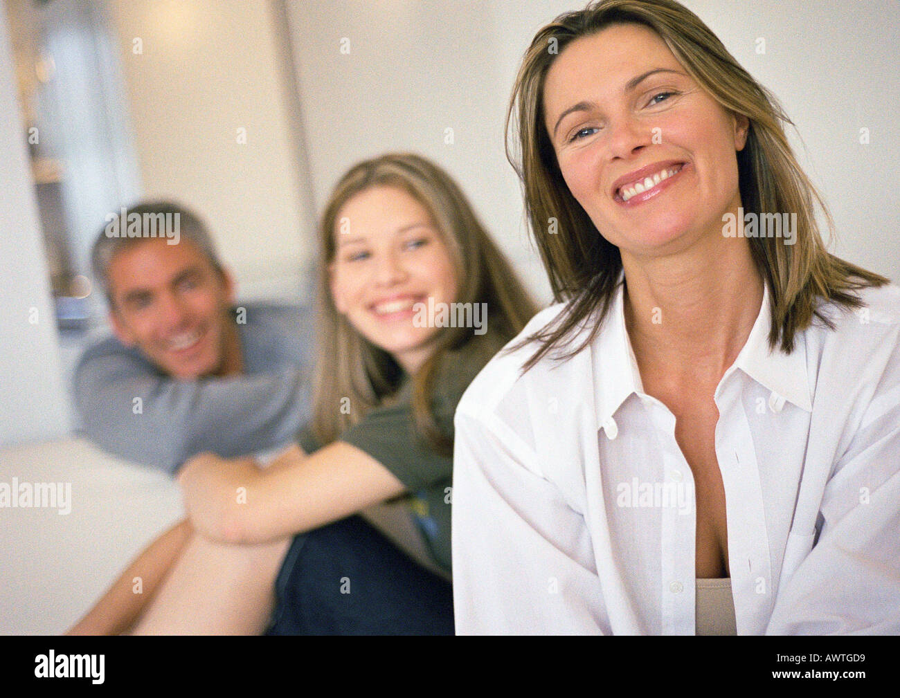 Jeune femme et l'homme en souriant et à la recherche dans le même sens, woman smiling en premier plan, la tête et épaules Banque D'Images