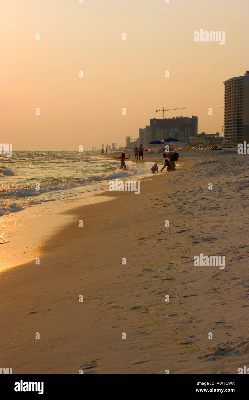 Ciel jaune au coucher du soleil à Panama City Beach Florida USA Banque D'Images