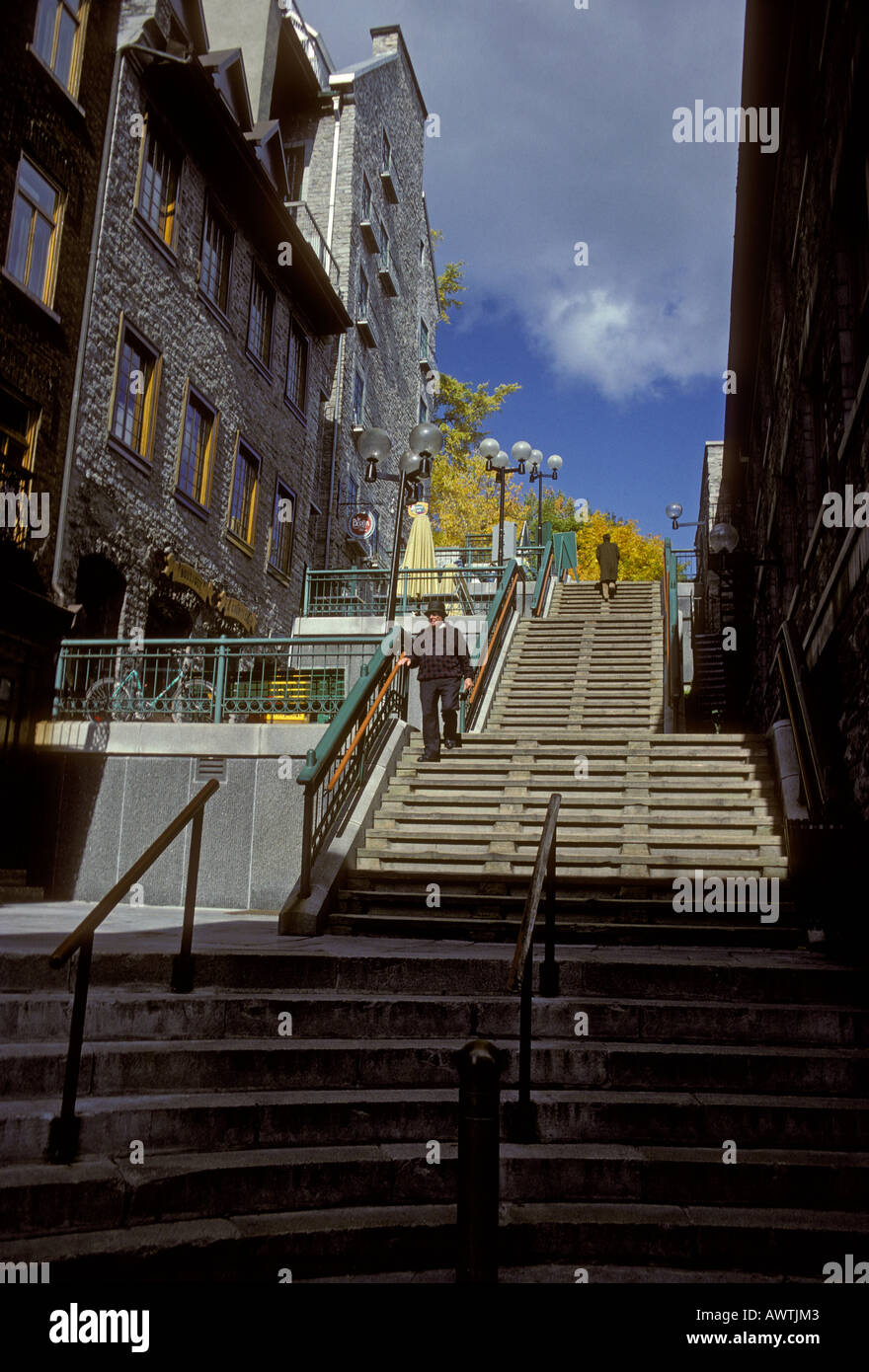 Les l'homme, l'homme marchant sur un rythme effréné, escaliers escaliers, Ville de Québec, la Province du Québec, Canada Banque D'Images