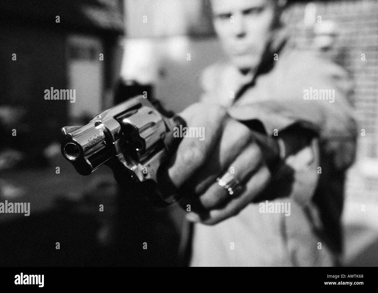 Man holding gun, close-up, b&w Banque D'Images