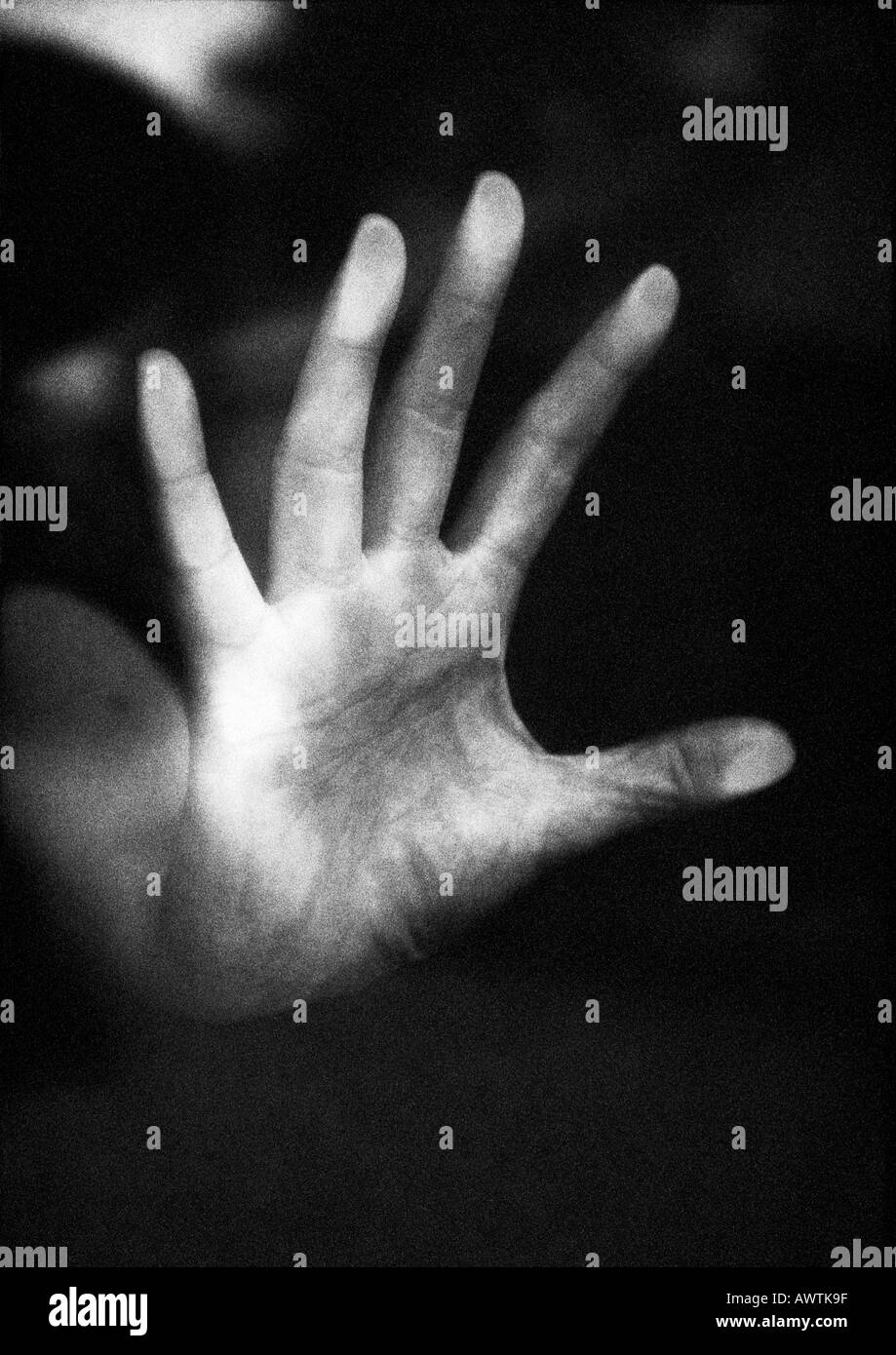 Part en appui sur le verre, close-up, b&w Banque D'Images