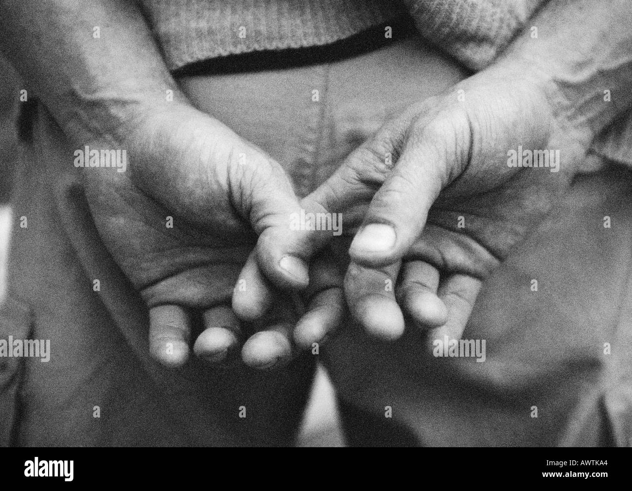 Les mains derrière le dos, close-up, b&w Banque D'Images