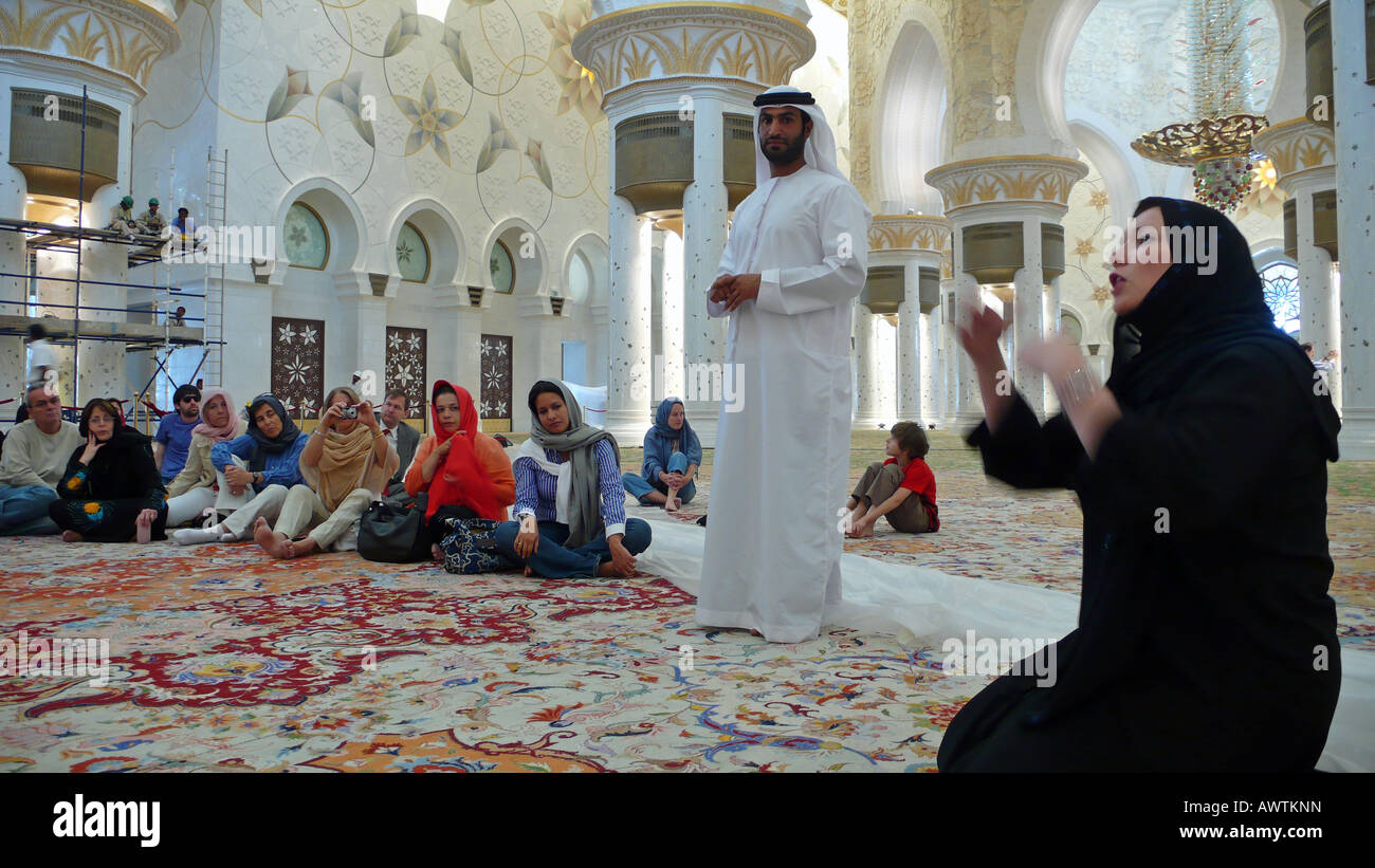 Guides hommes et femmes en robe traditionnelle à la mosquée Sheikh Zayed,  Abu Dhabi, Émirats Arabes Unis Photo Stock - Alamy