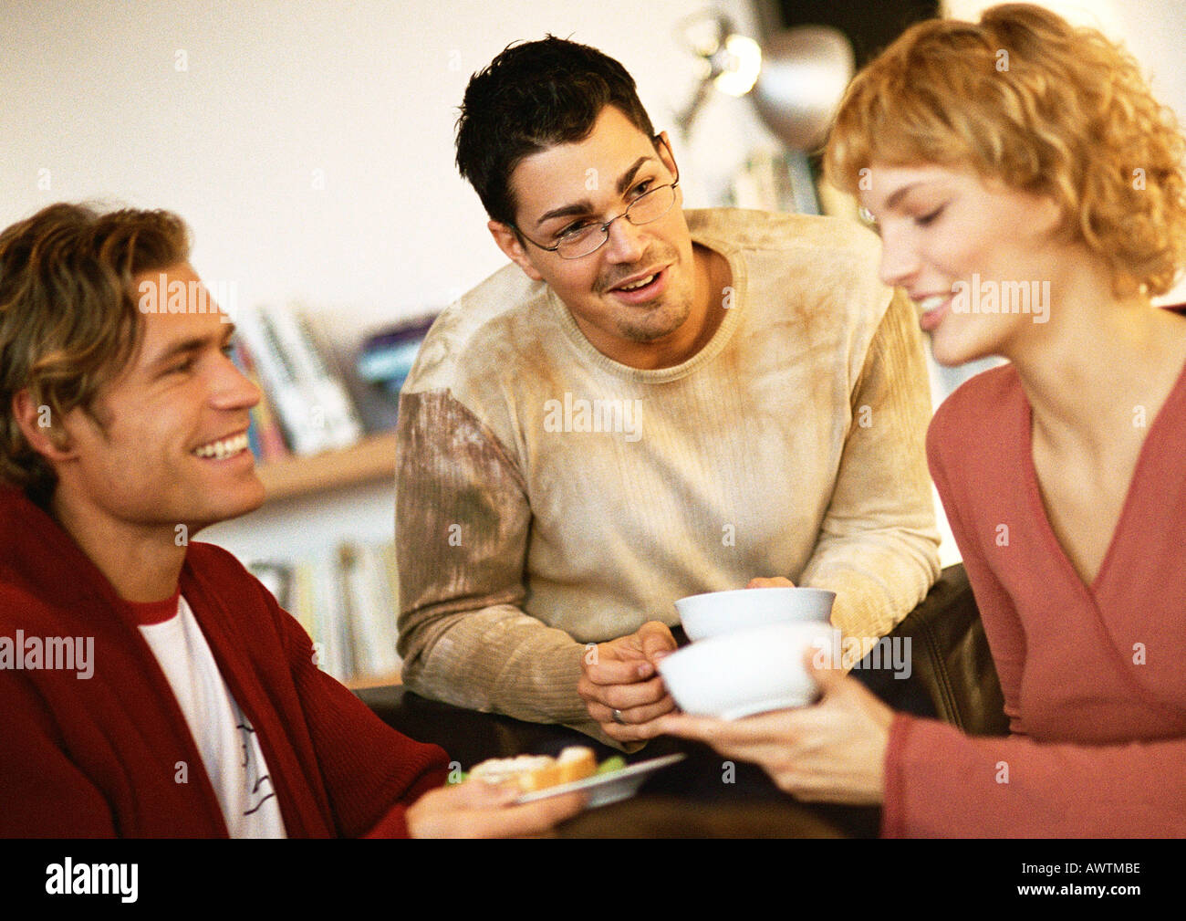 Les jeunes gens aux plats internationaux Banque D'Images