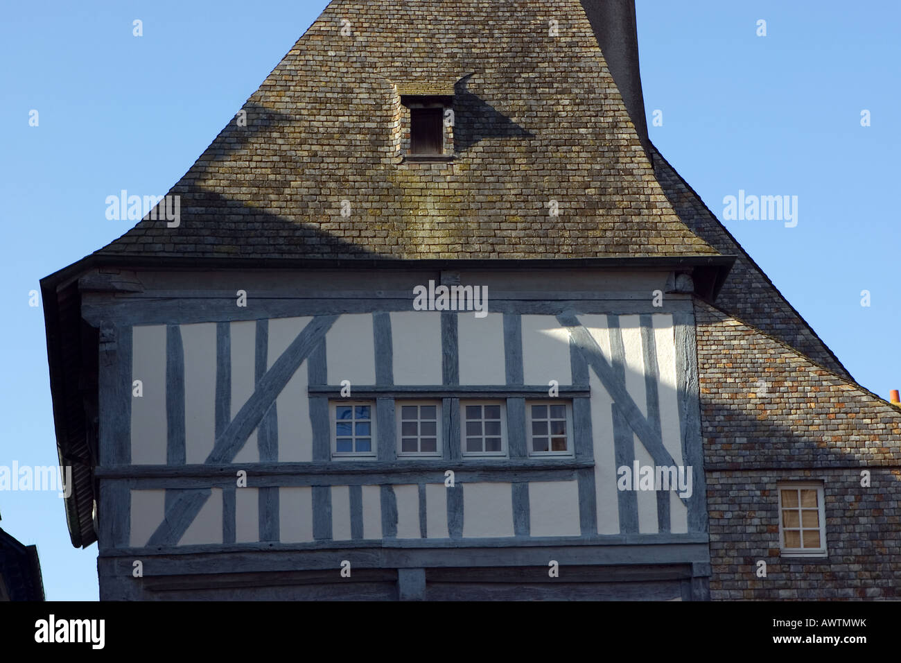 Cité médiévale à colombages de bâtiment au-dessus de la Place des 82527 Dinan, Bretagne, France Banque D'Images