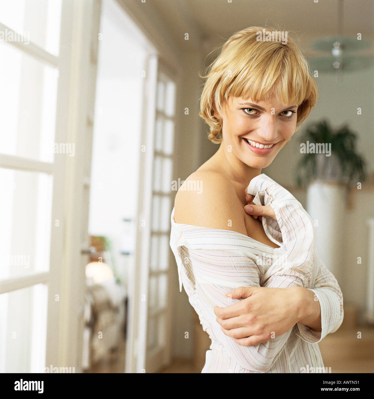 Teen girl montrant épaule nue, smiling at camera Photo Stock - Alamy