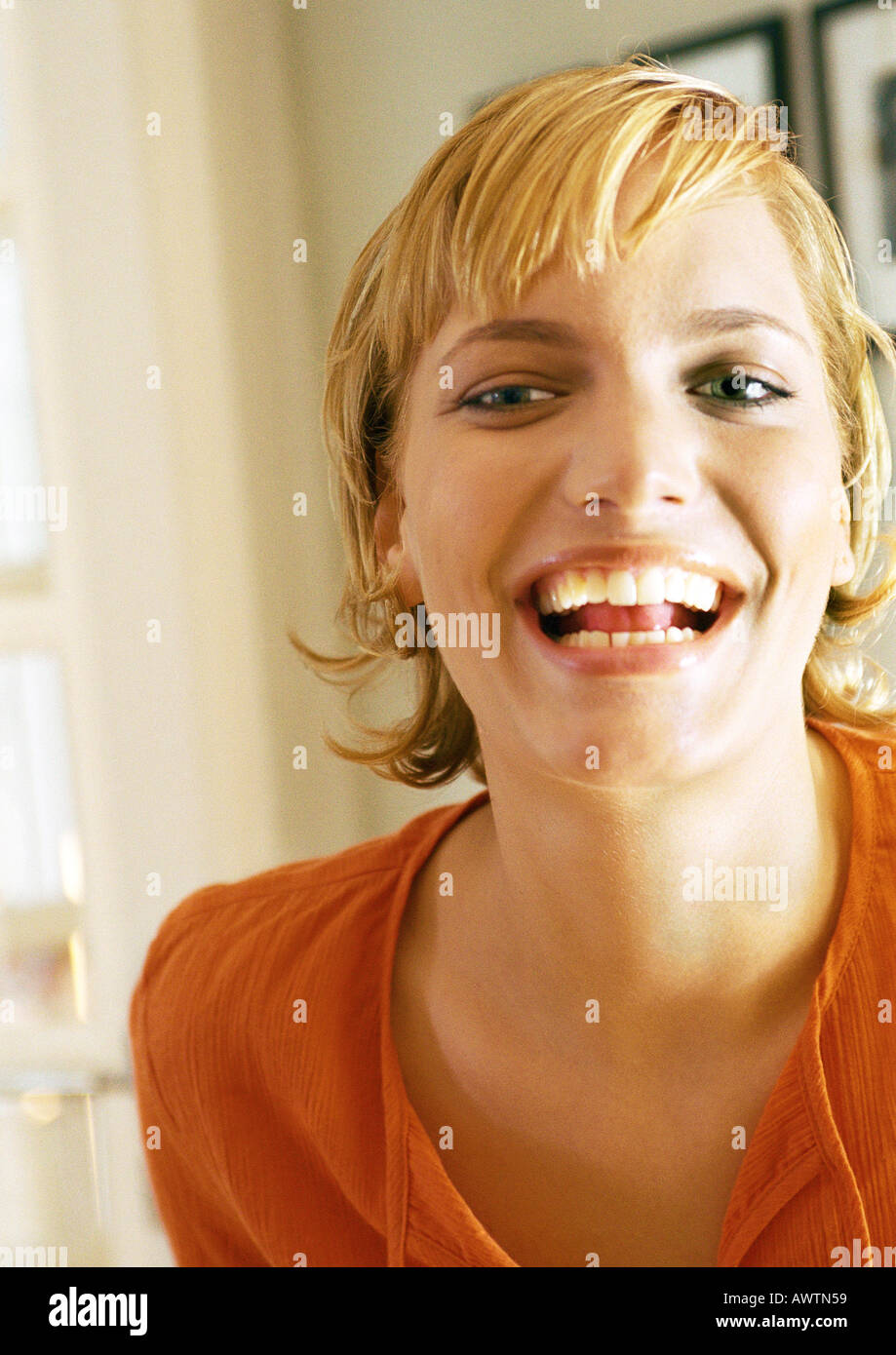 Teen girl laughing, portrait Banque D'Images