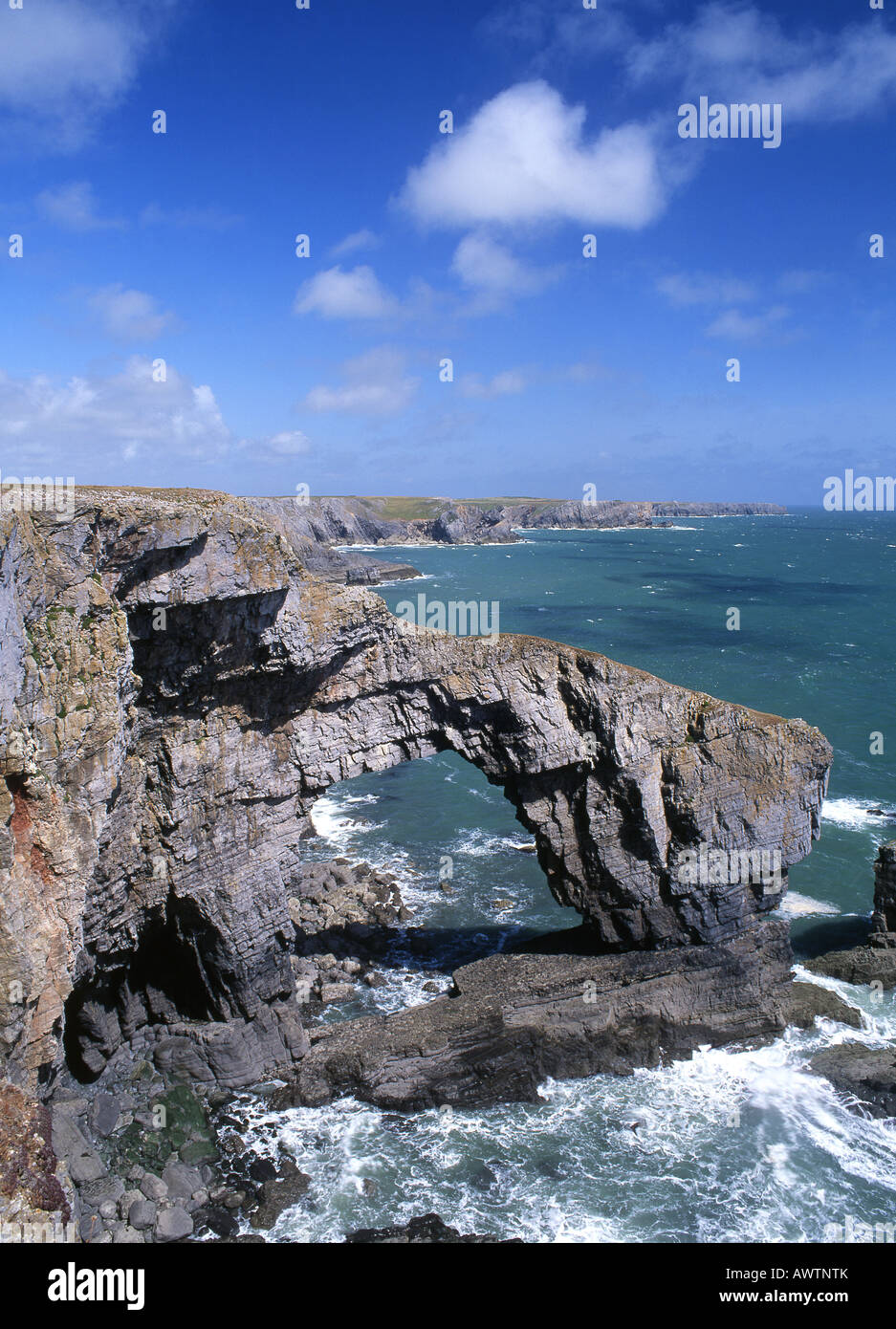 Pont vert du Pays de Galles rocher naturel arche près de Pembrokeshire Coast National Park Bosherston West Wales UK Banque D'Images