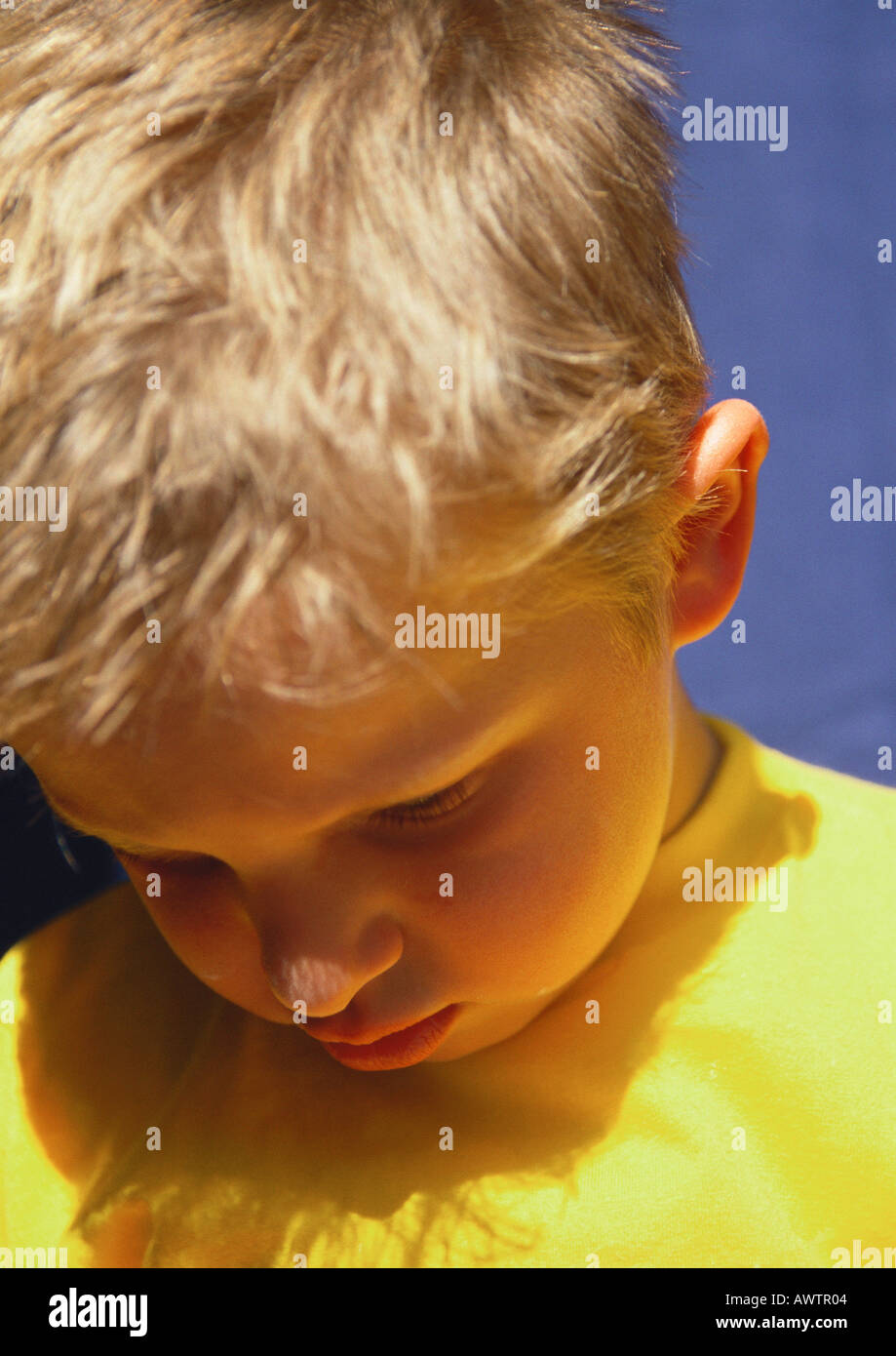 Little Boy looking down, portrait Banque D'Images