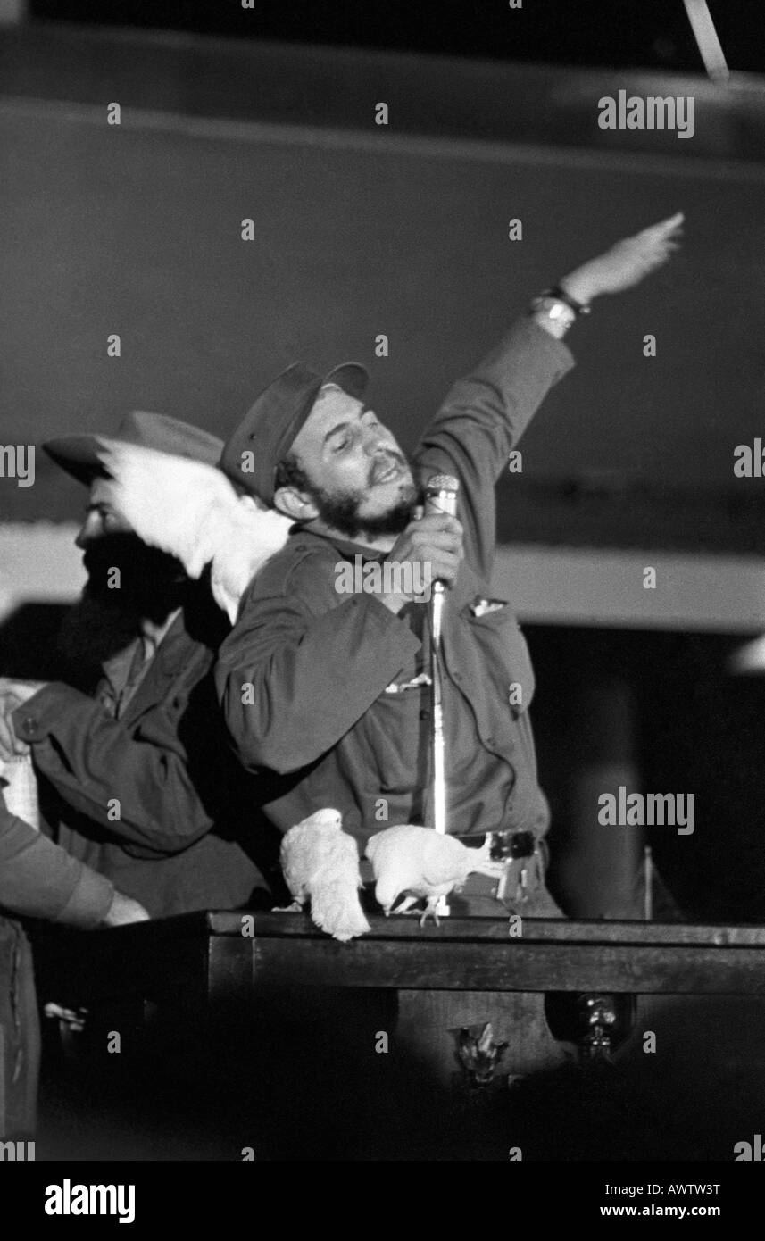 Cuba. La victoire de Fidel Castro à La Havane la nuit de la parole de la révolution, Jan 8, 1959, avec blanches colombes de la paix. Banque D'Images