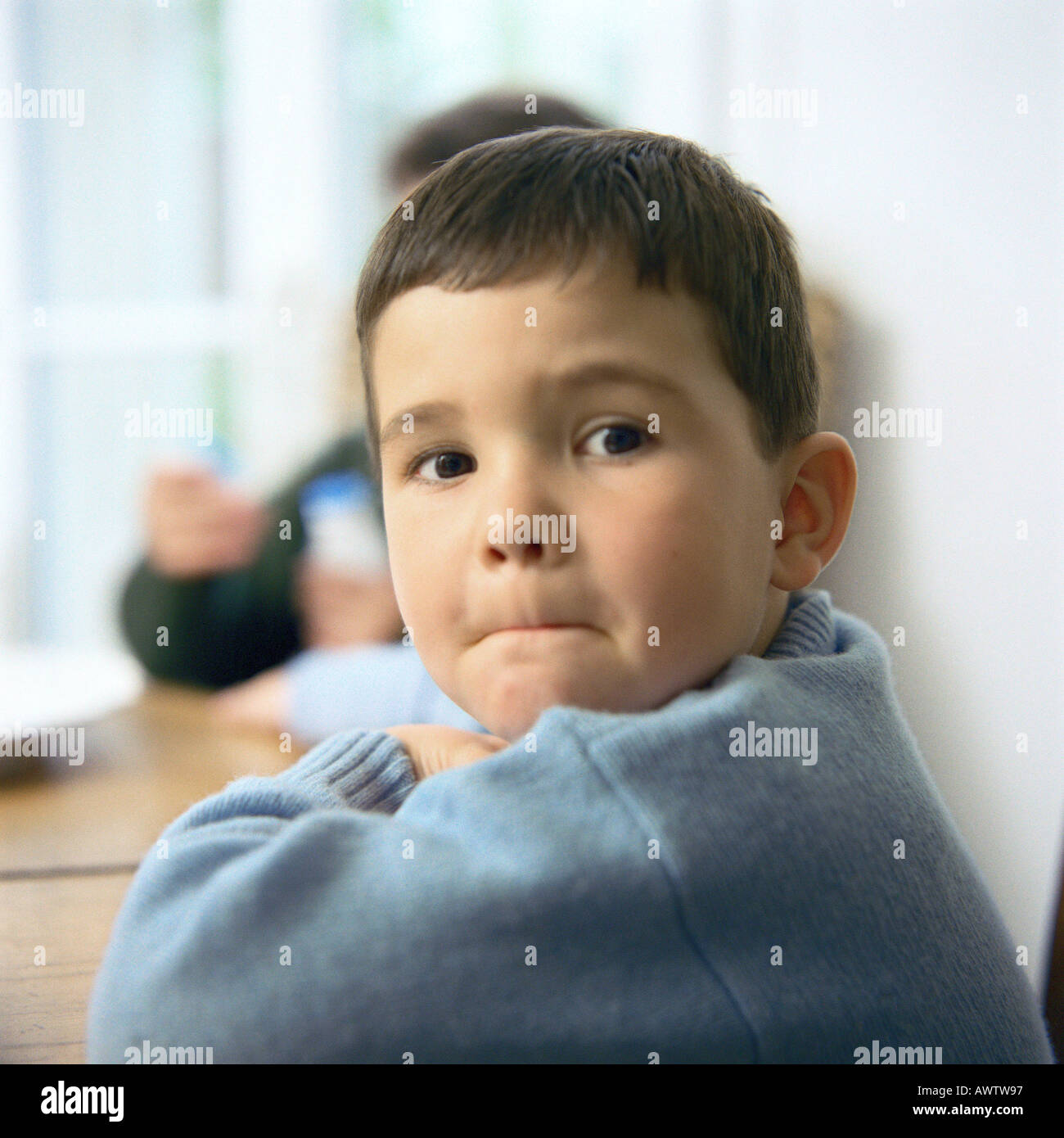 Boy looking over Shoulder, portrait, deuxième enfant en arrière-plan Banque D'Images