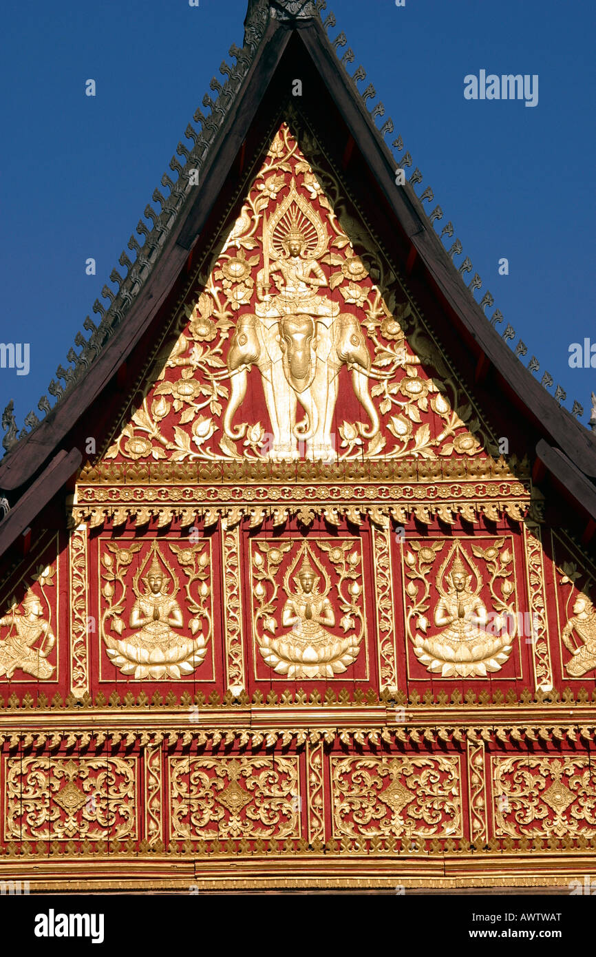 Laos Vientiane Wat Haw Pha Kaew doré sculpté décoration gable Banque D'Images