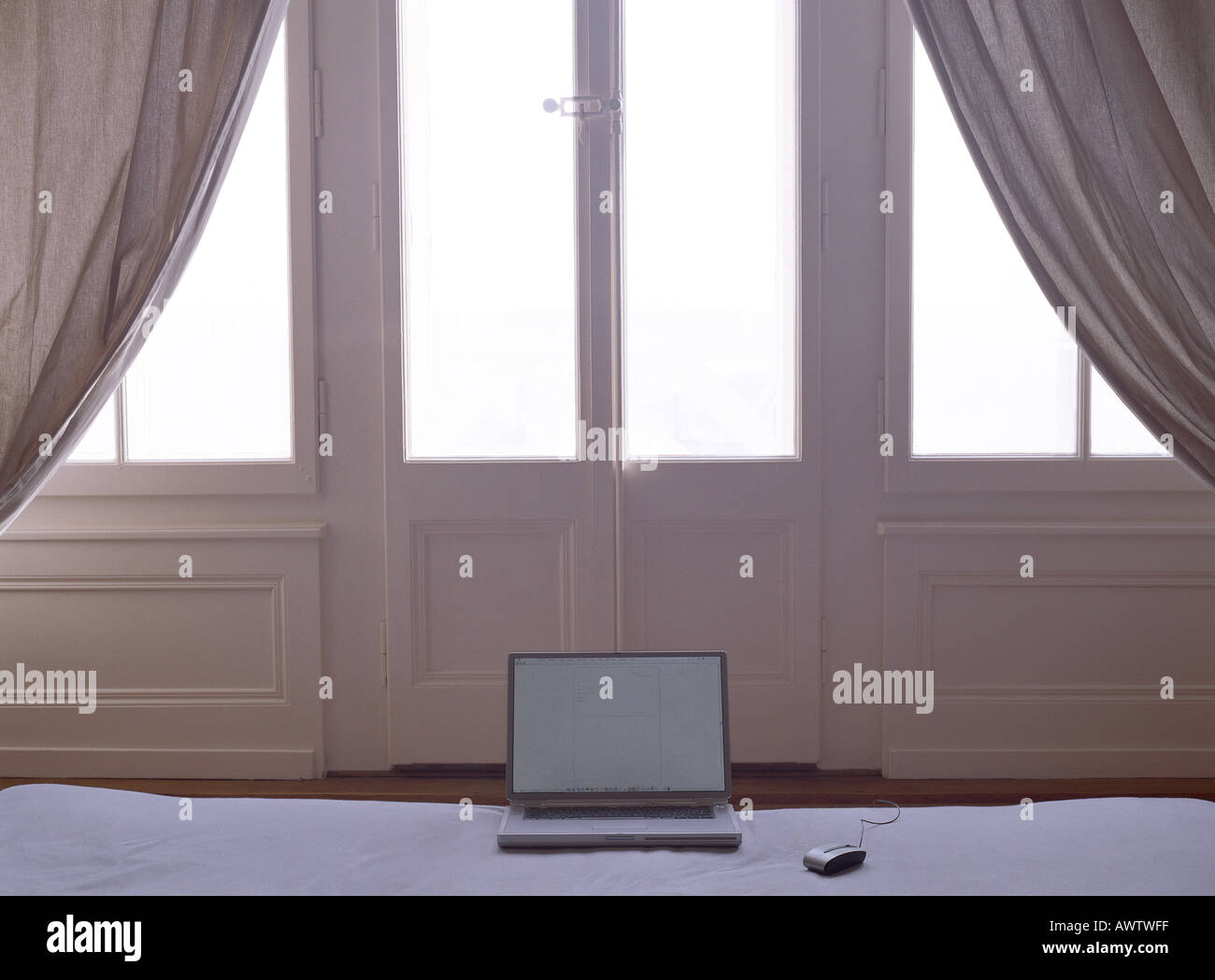 Ordinateur portable en face de la porte on bed Banque D'Images