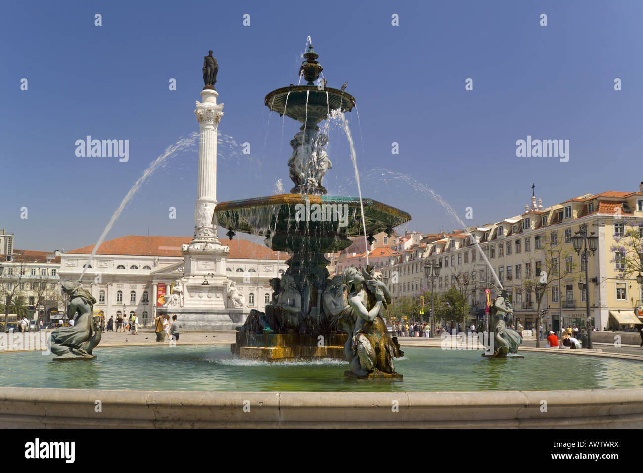 Le quartier de Baixa Lisbonne Portugal place Rossio fontaine et la statue de Dom Pedro IV Banque D'Images