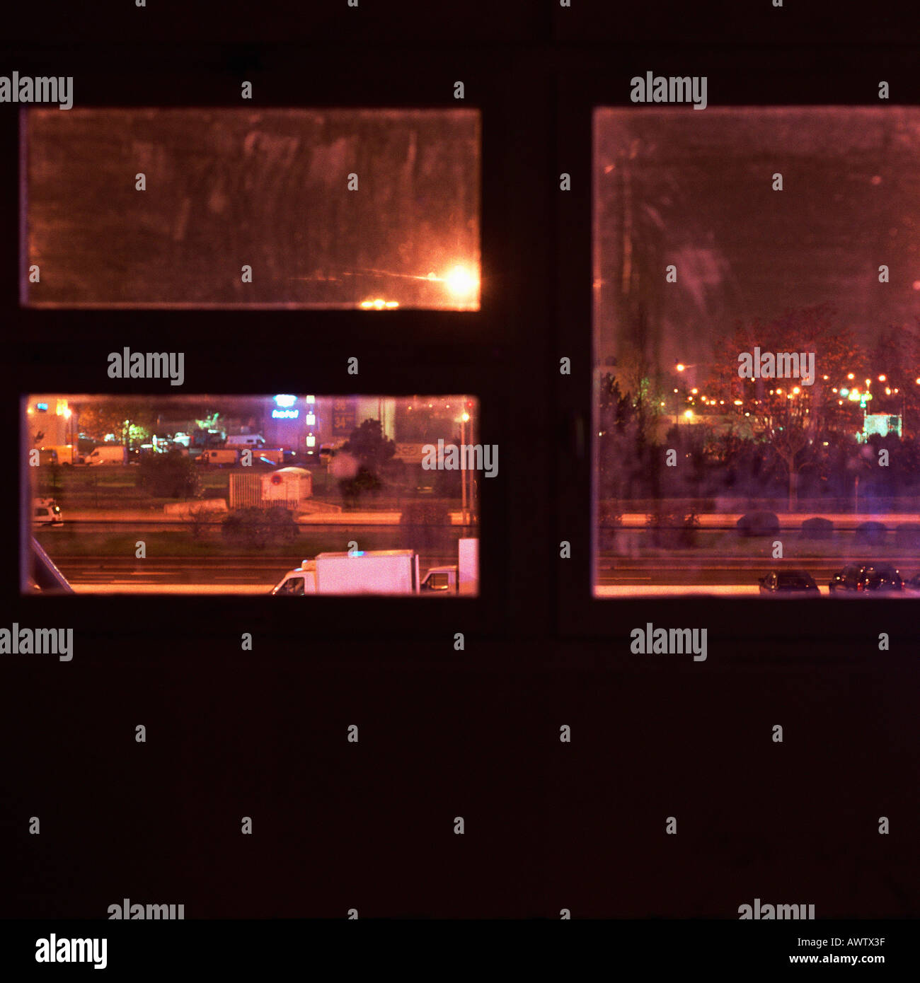 City street, vu par la fenêtre la nuit, elevated view Banque D'Images