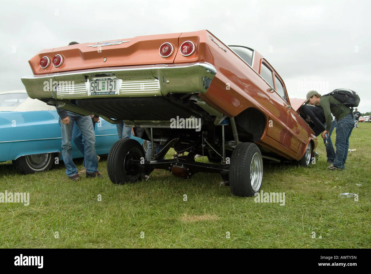 Low rider lowrider rebondissant suspension à air avec un cric de voiture Chevrolet Impala cool classic american Amérique États-Unis us usa Banque D'Images