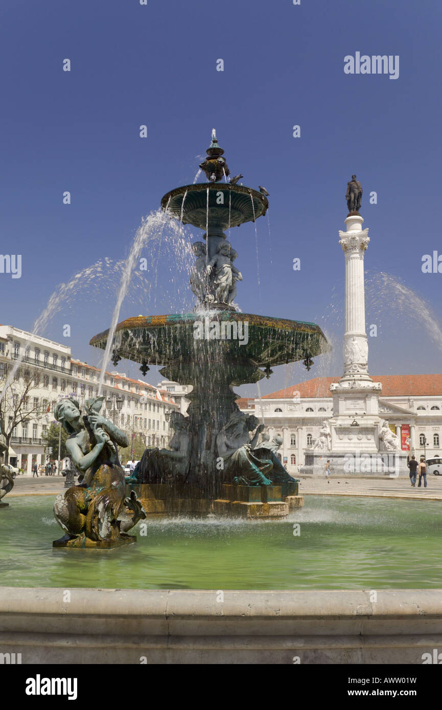 Le quartier de Baixa Lisbonne Portugal place Rossio fontaine et la statue de Dom Pedro IV Banque D'Images