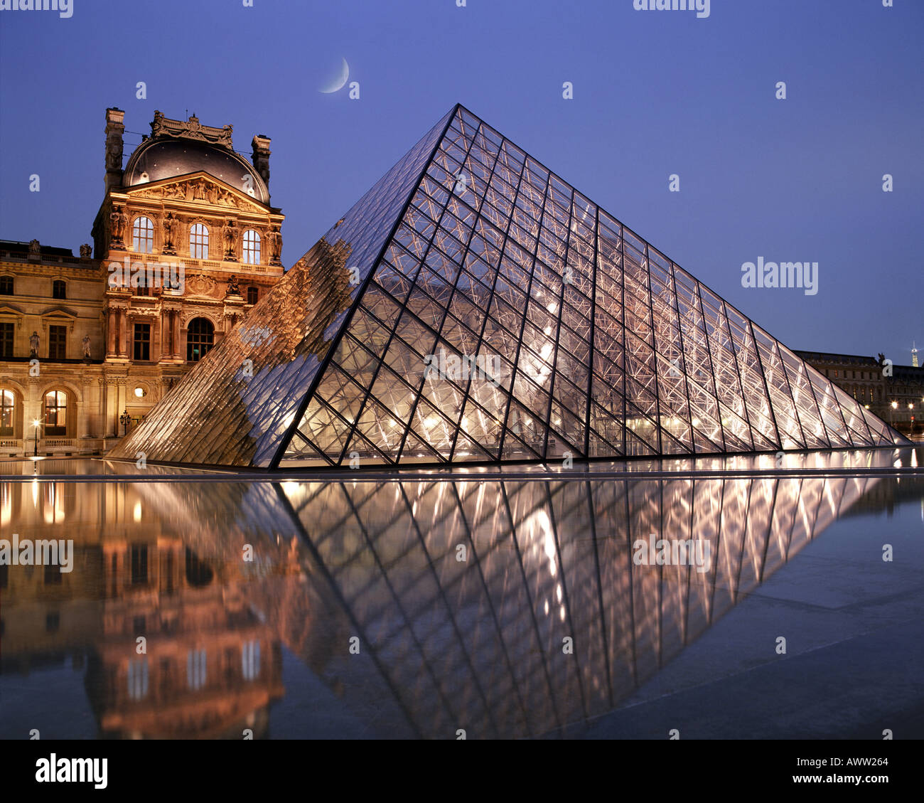 FR - PARIS : La pyramide du Louvre de nuit Banque D'Images