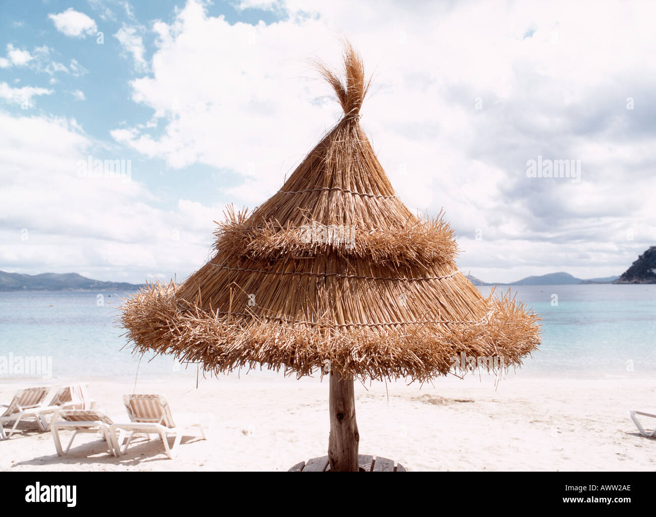 Parasol et chaises longues sur la plage Banque D'Images