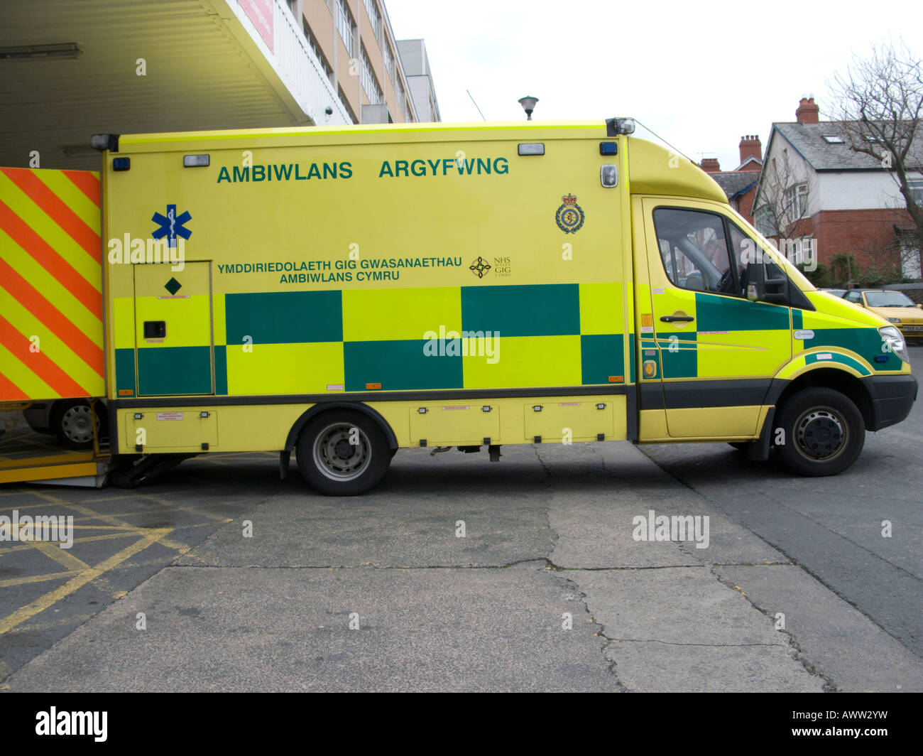 Pays de Galles Ambulance véhicule à Bronglais Aberystwyth Wales UK hôpital Banque D'Images