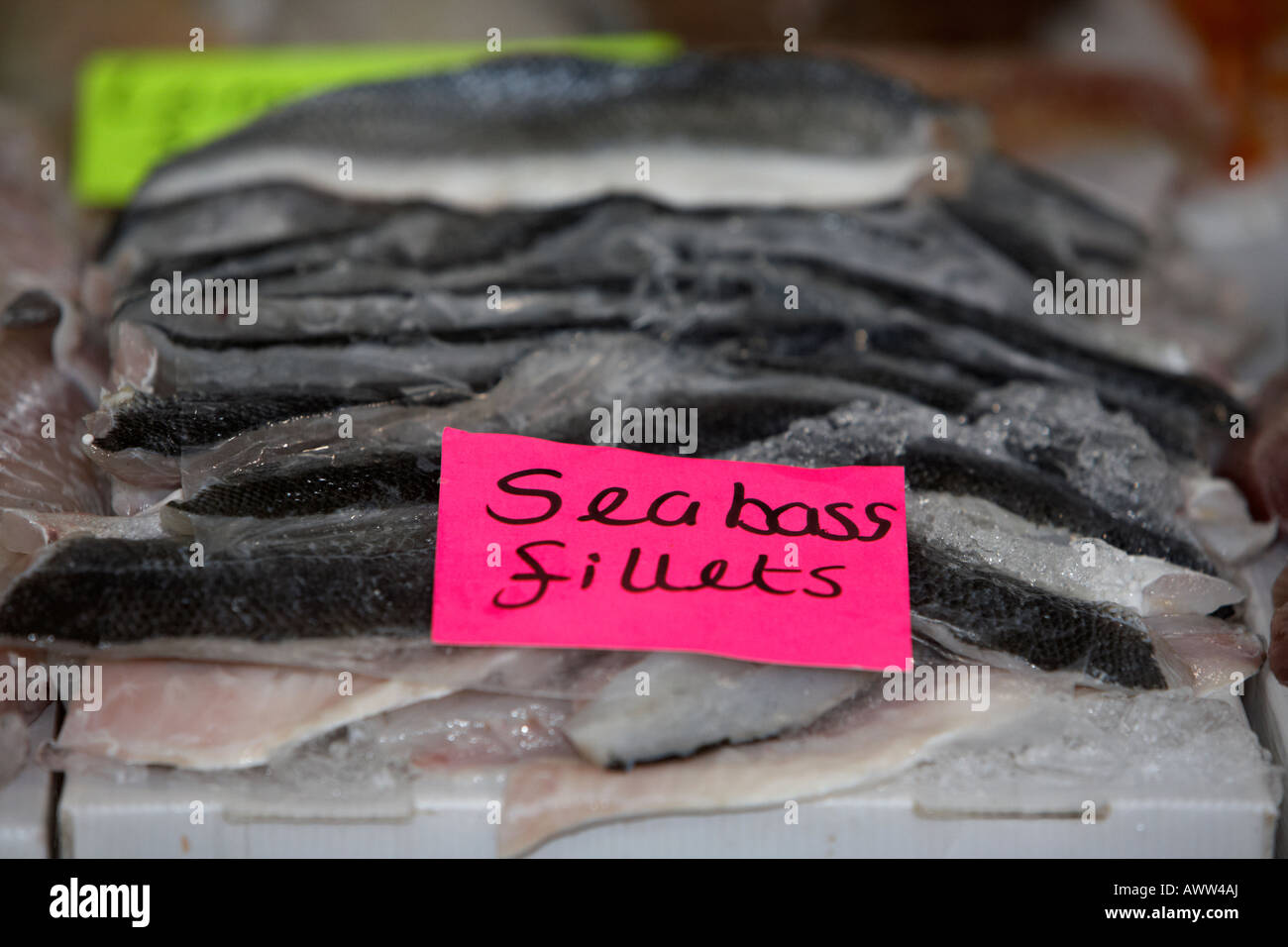 Filets de bar avec un signe sur les marchands de poisson frais décroche à un marché couvert Banque D'Images
