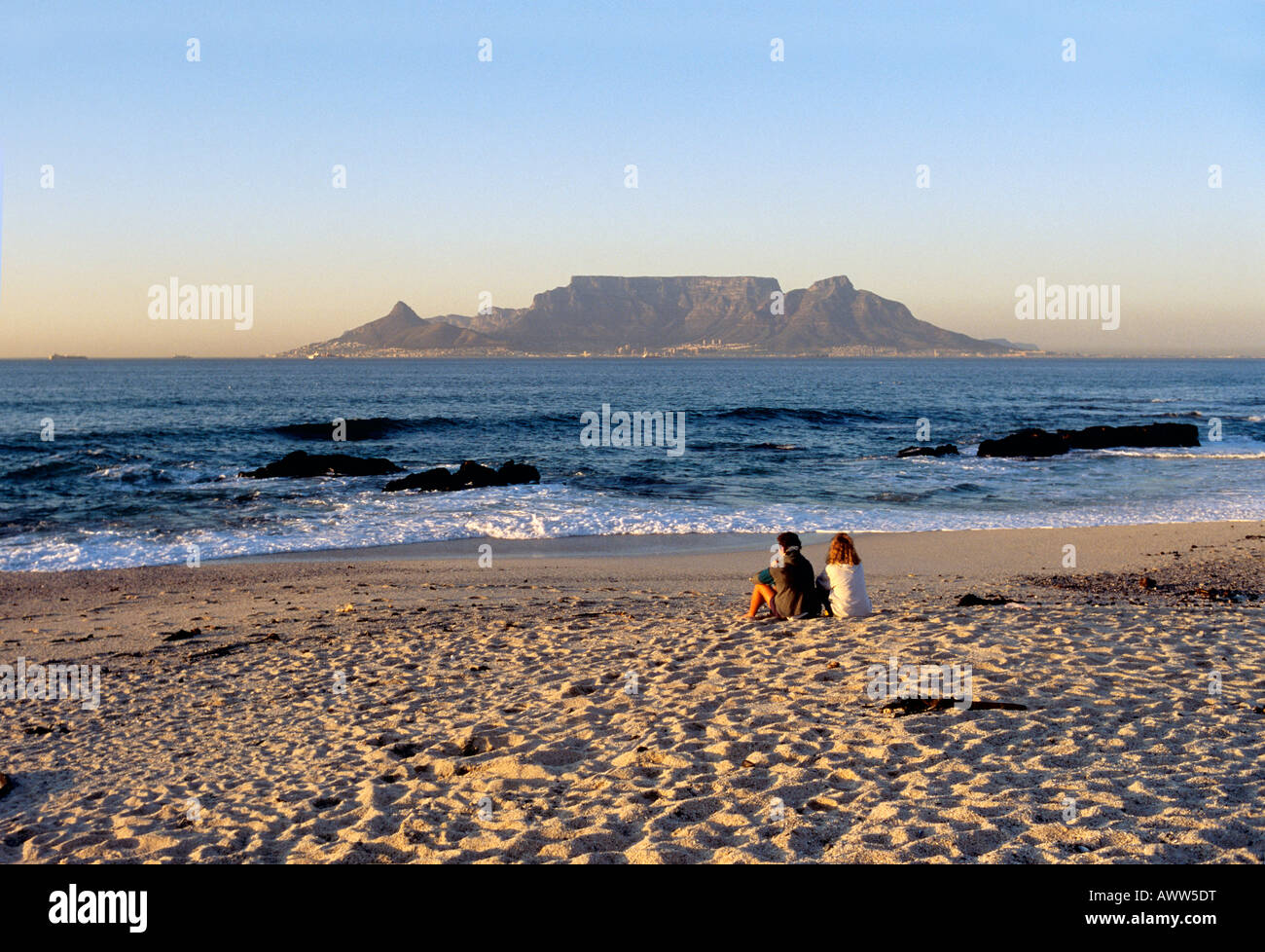 Couple regardant le coucher du soleil sur la Montagne de la table, Bloubergstrand, Cape Town, Afrique du Sud Banque D'Images