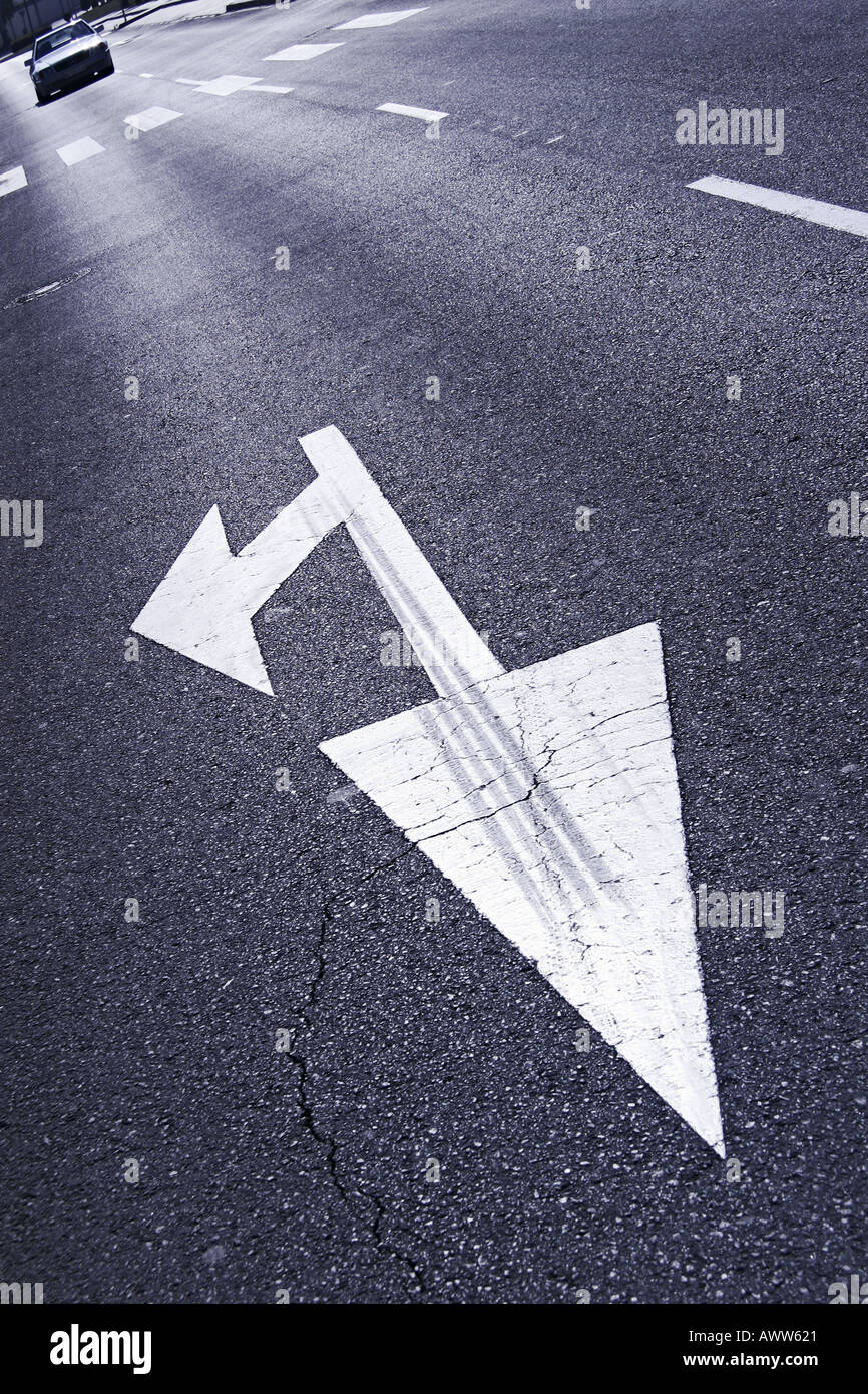 Flèche d'orientation on city street Banque D'Images