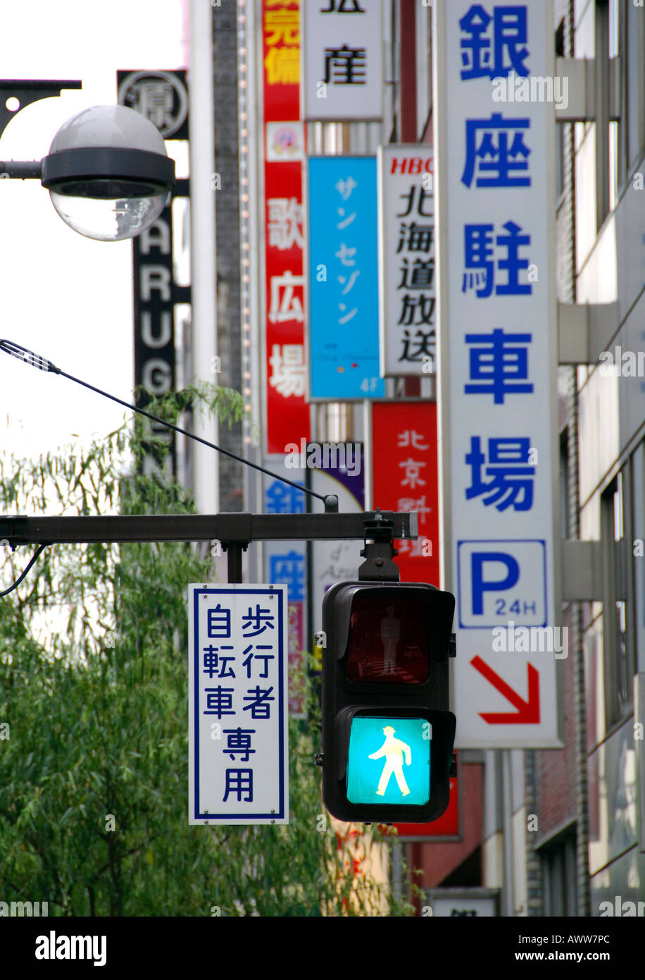 Feu vert piétons et des enseignes au néon sur Tokyo street Banque D'Images