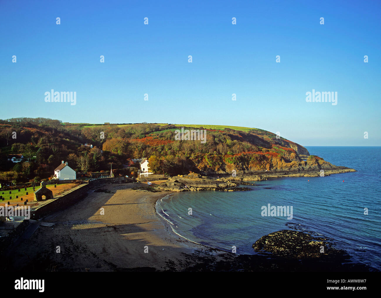 Le CWM yr Eglwys beach et vestiges de l'église St Brynachs Banque D'Images