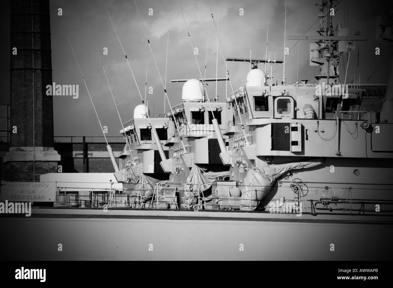 Tourné en noir et blanc d'un trio de ponts de navire Banque D'Images