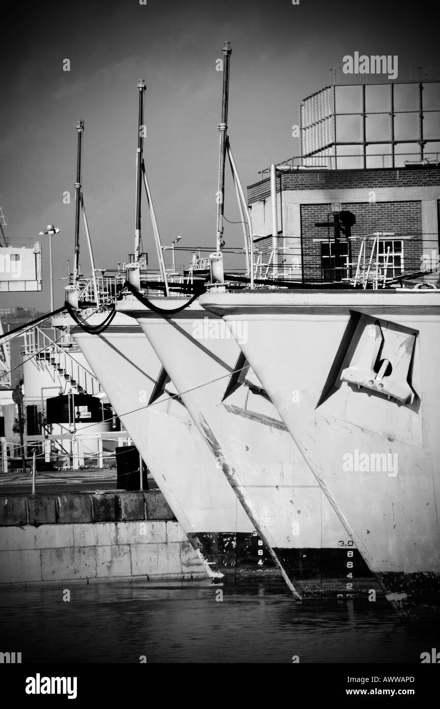 Tourné en noir et blanc d'un trio de Warship Bows Banque D'Images