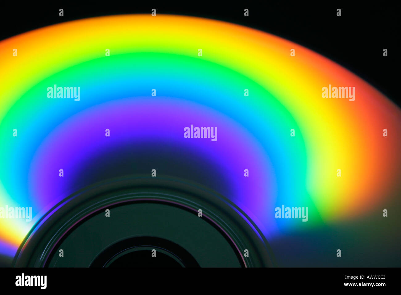 De couleur arc-en-ciel la réflexion sur la surface du disque compact est causée par la diffraction de la lumière l'accent sur le bord intérieur Banque D'Images