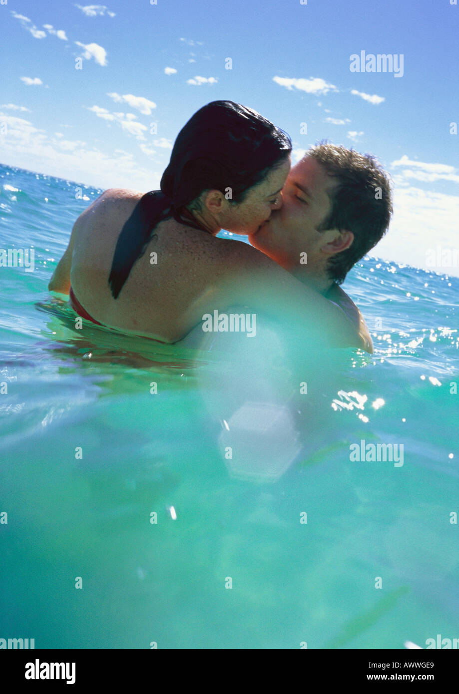 Couple kissing in sea Banque D'Images