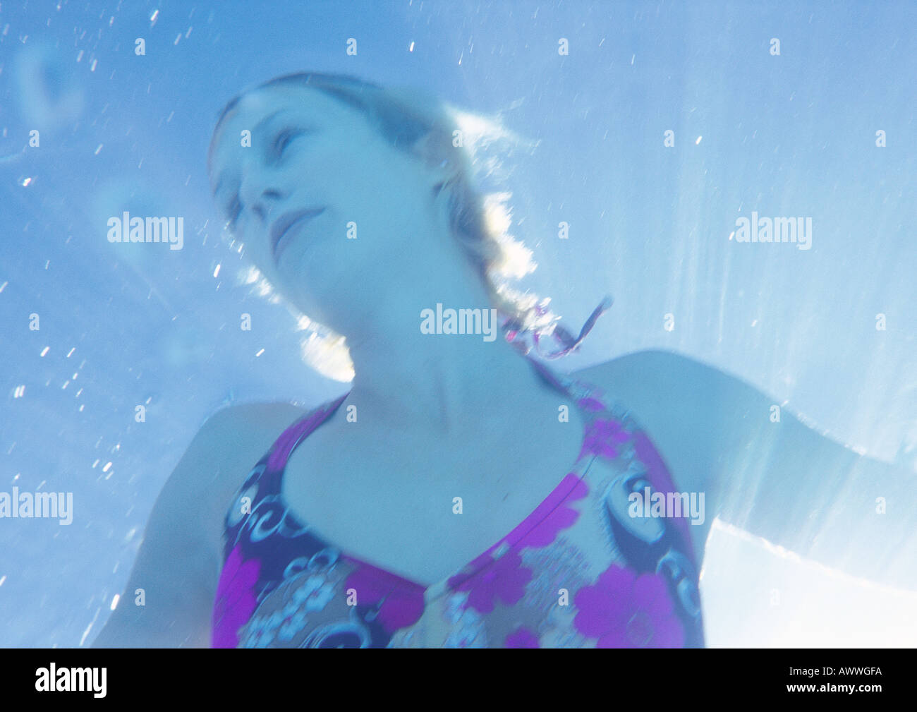 Femme sous l'eau, low angle view Banque D'Images