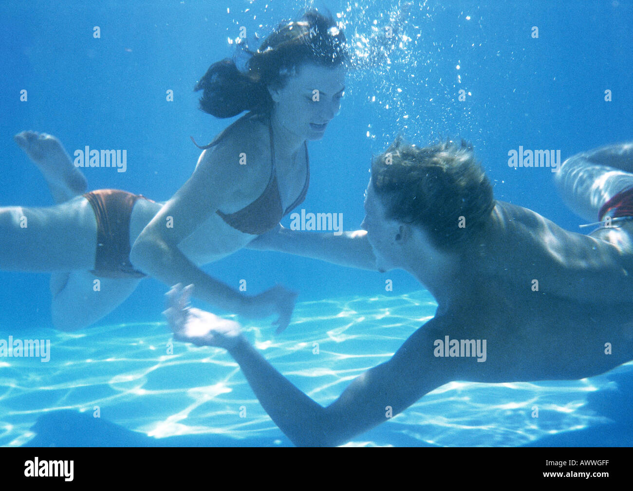 L'homme et la femme nager sous l'eau Banque D'Images