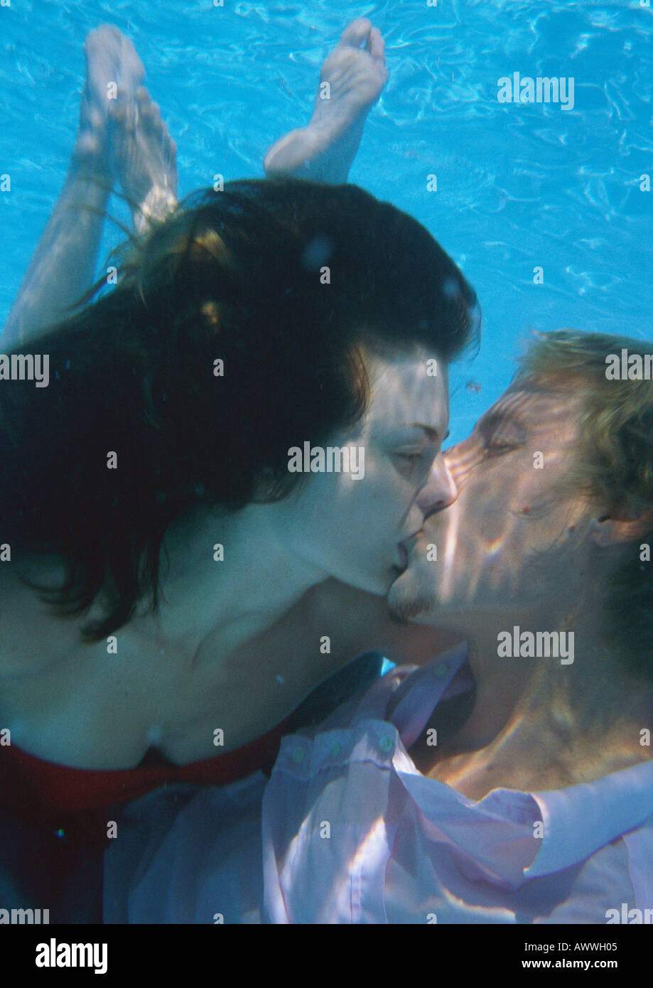 Couple kissing underwater Banque D'Images